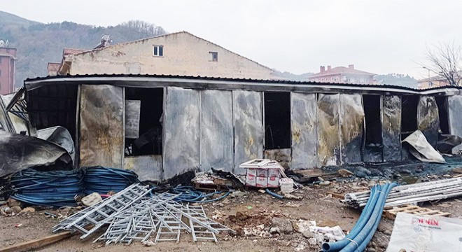 İnşaat işçilerinin kaldığı prefabrik evler yandı