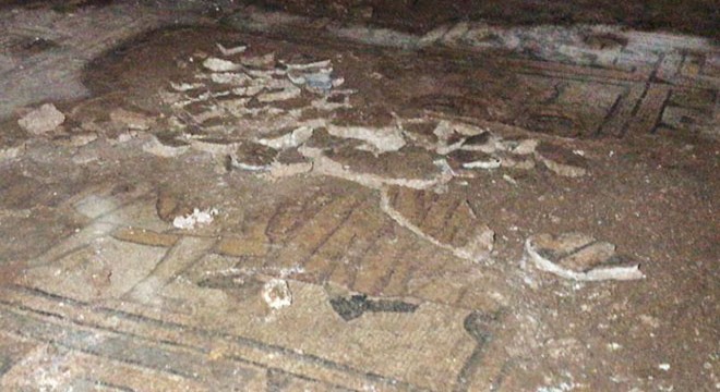 İnşaat kazısında insan ve hayvan figürlü mozaik bulundu