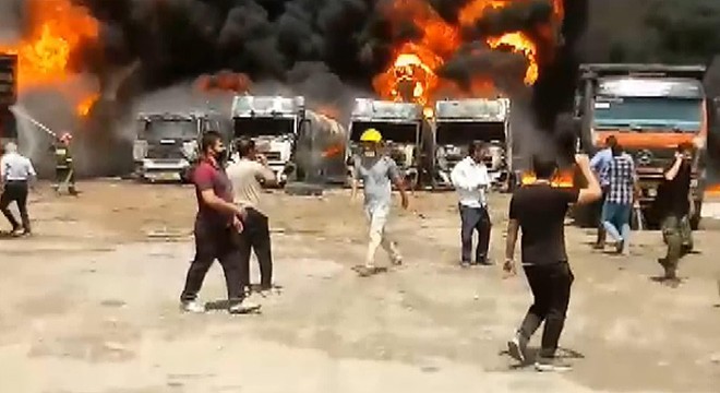 İran’da park halindeki araçlar böyle yandı