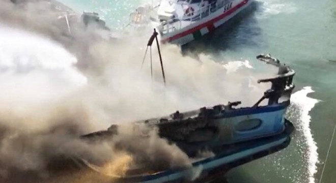 İran’da yük gemisi alev aldı