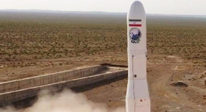 İran ilk askeri uydusunu uzaya fırlattığını duyurdu