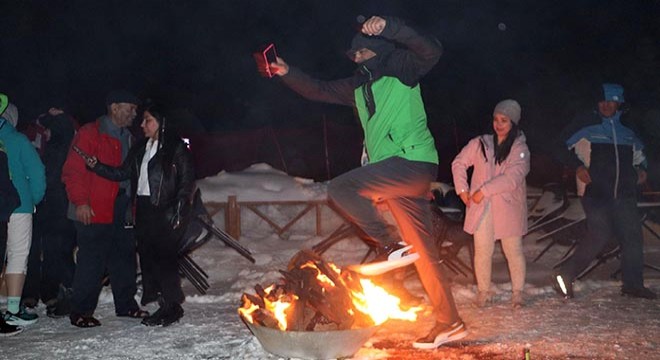 İranlı turistler nevruz ateşini Palandöken de yaktı
