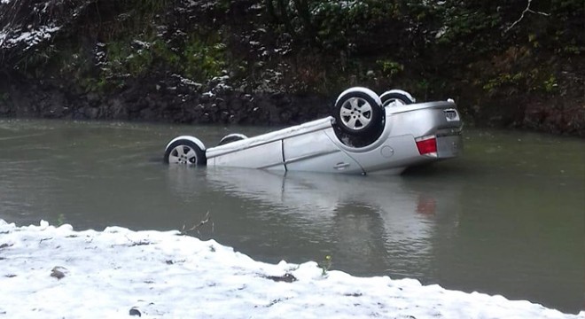 Irmağa yuvarlanan otomobilin sürücüsü öldü