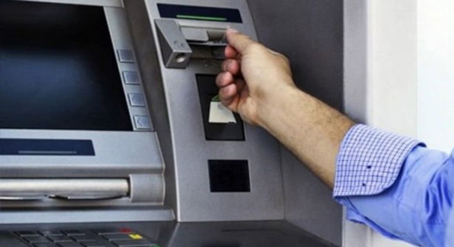 İş yerinden evrak çaldı, 2 ATM ye zarar verdi