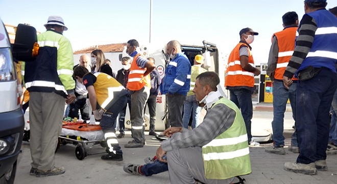 İşçi servisi, taksiyle çarpıştı :16 yaralı