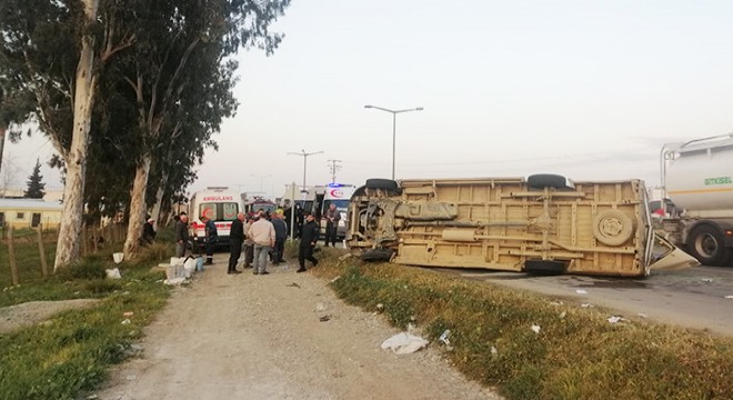 İşçi taşıyan minibüs ile kamyonet çarpıştı: 6 yaralı