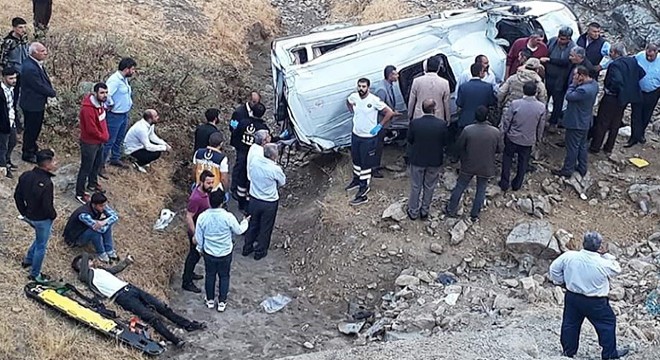 İşçileri taşıyan minibüs devrildi: 1 ölü, 10 yaralı