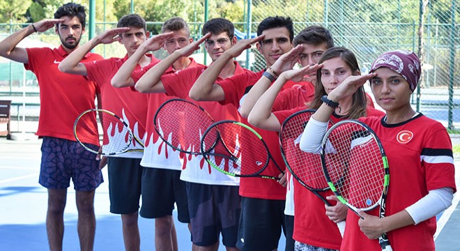 İşitme engelli tenisçilerden Mehmetçik e selam