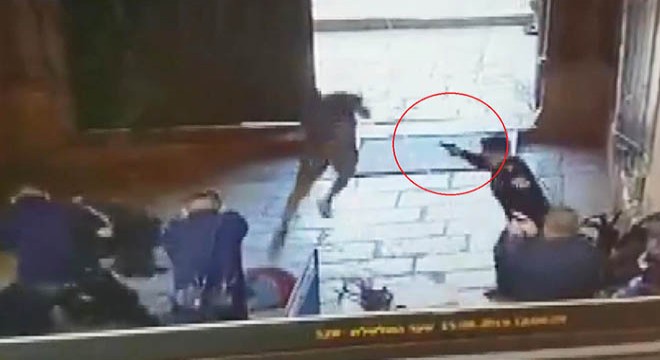 İsrail polisi, bıçaklı 2 genci vurdu