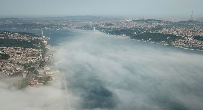 İstanbul Boğazı na çöken sis doyumsuz görüntüler oluşturdu