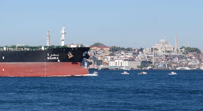 İstanbul Boğazı nda dev gemilerle burun buruna tehlikeli balıkçılık