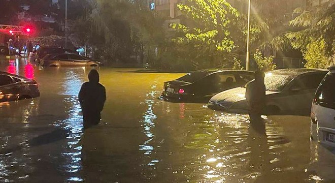 İstanbul Valiliği: Sel nedeniyle 2 kişi hayatını kaybetti, 12 kişi yaralandı