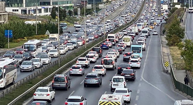İstanbul da haftanın ilk gününde trafik yoğunluğu oluştu