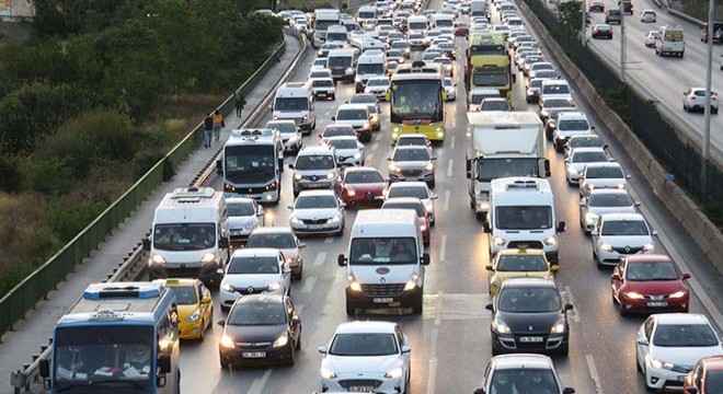 İstanbul da haftanın ilk iş gününde trafik yoğunluğu