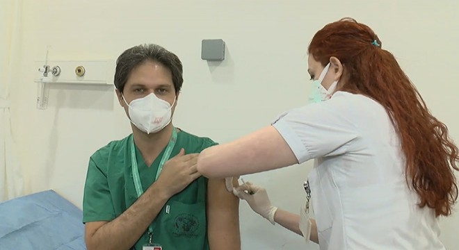 İstanbul da ilk aşılar sağlık çalışanlarına yapılıyor