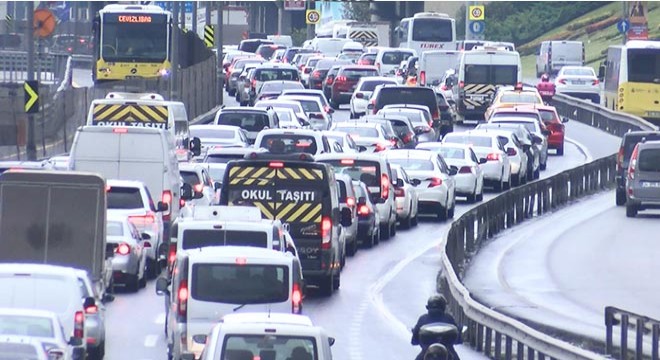 İstanbul da iş çıkış saatlerinde trafik yoğunluğu