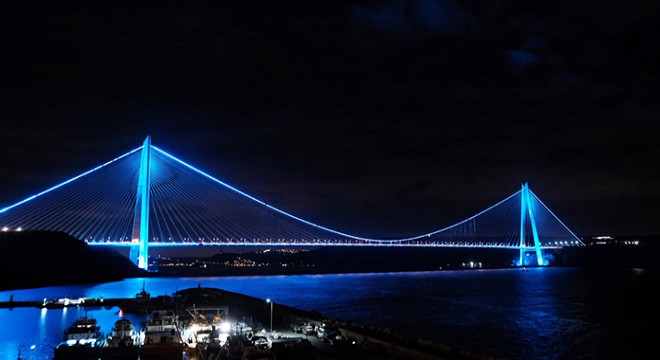 İstanbul  da köprüler maviye büründü