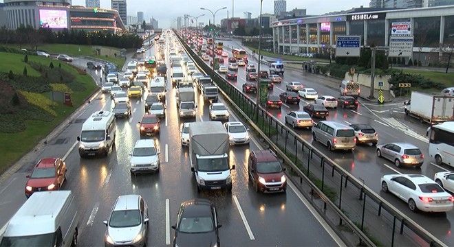 İstanbul da trafik yoğunluğu yüzde 80 e ulaştı
