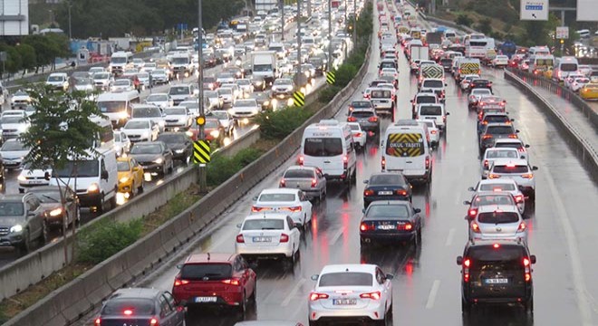 İstanbul da yağmur yağdı; trafik yüzde 69 a ulaştı