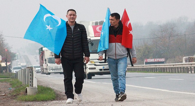 İstanbul dan Ankara ya yürüyen 2 Uygur Türkü, Sakarya da