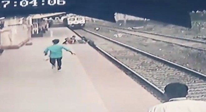 İstasyon çalışanı raylara düşen çocuğu böyle kurtardı
