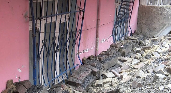 İstinat duvarı çöktü, bina hasar gördü