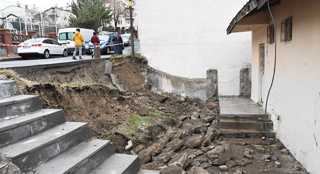 İstinat duvarı, evin bahçesine yıkıldı