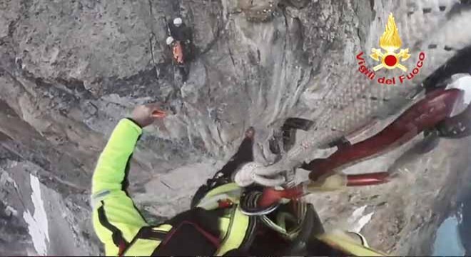 İtalya’da 3 bin metrede mahsur kalan dağcılar böyle kurtarıldı