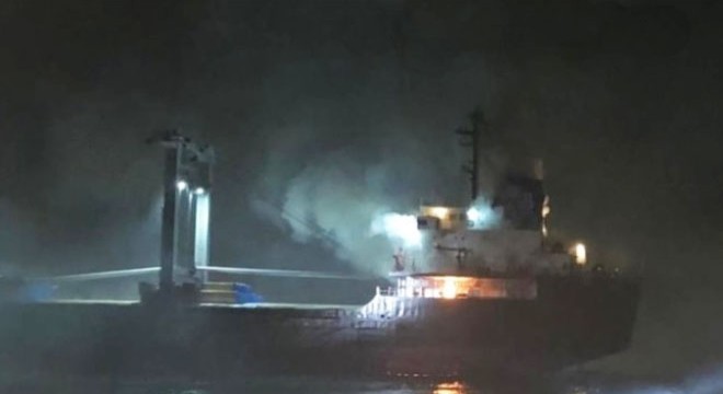 İtalya’da kargo gemisi yandı