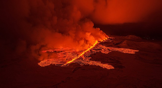 İzlanda’da patlayan yanardağ sebebiyle acil durum ilan edildi