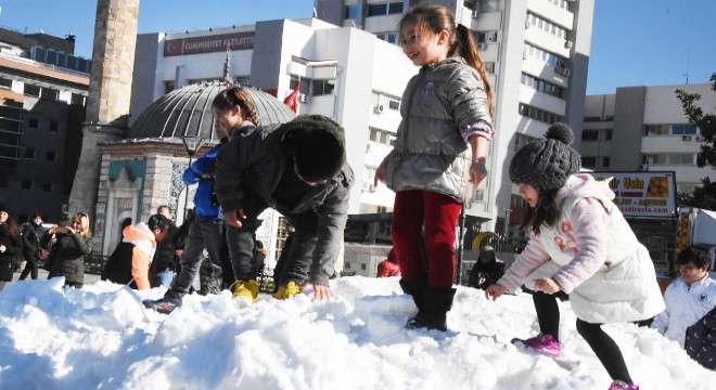 İzmir Konak Meydanı nda kar sürprizi