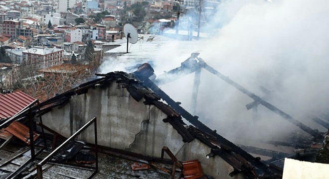 İzmir de 1 saatlik yangın, 2 evi kül etti