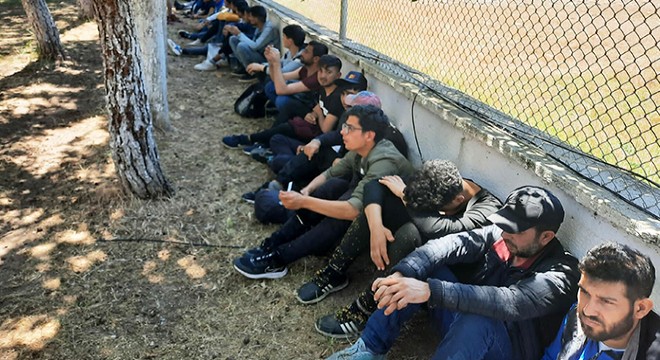 İzmir de 237 kaçak göçmen ile 10 organizatör yakalandı