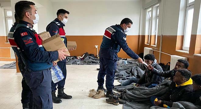 İzmir de 32 kaçak göçmen yakalandı