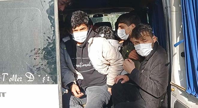 İzmir de 52 kaçak göçmen yakalandı