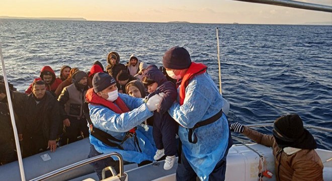 İzmir de 66 göçmen kurtarıldı