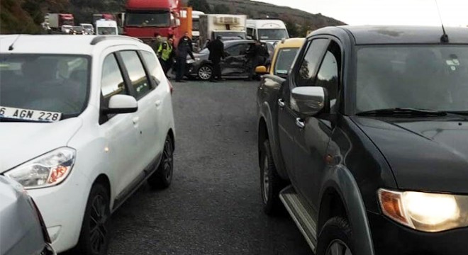 İzmir de 7 araçlı zincirleme kaza: 3 yaralı
