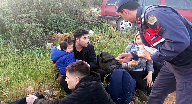 İzmir de 89 kaçak göçmen, 12 organizatör yakalandı