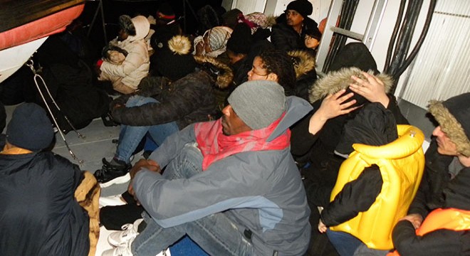 İzmir de 98 kaçak göçmen yakalandı