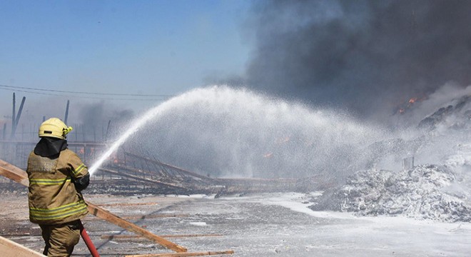 İzmir de geri dönüşüm fabrikasında yangın