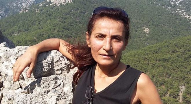 İzmir de öldürülen doktorun eşi, toprağa verildi