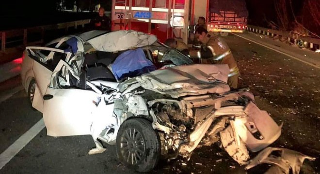 İzmir de otomobil kamyona çarptı: 1 ölü