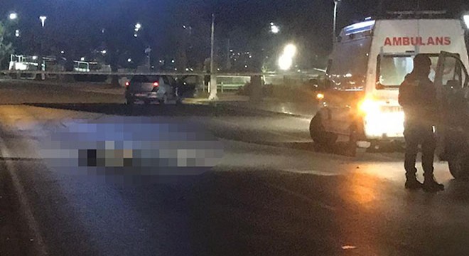 İzmir de otomobilin altında kalan 2 kişi öldü