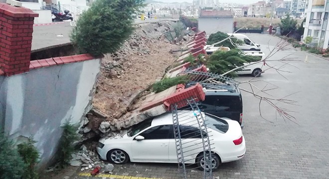 İzmir de sitenin istinat duvarı çöktü