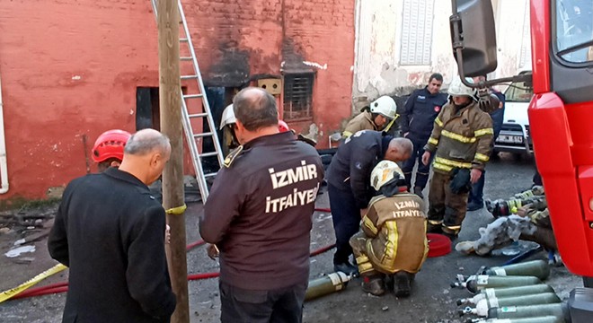 İzmir de yangın faciası: 3 kardeş yaşamını yitirdi