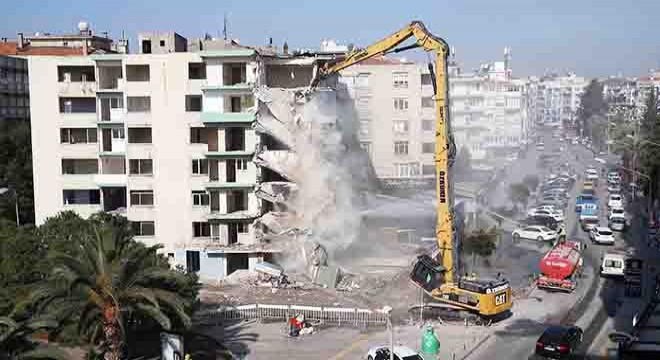 İzmir deki yatık binalarda ilk yıkım başladı