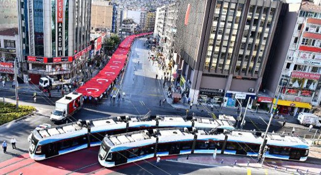 İzmir in kurtuluş günü töreninde 350 metrelik Türk bayrağı taşındı
