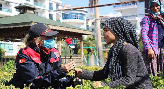 Jandarma çiçek vererek Kadınlar Günü nü kutladı