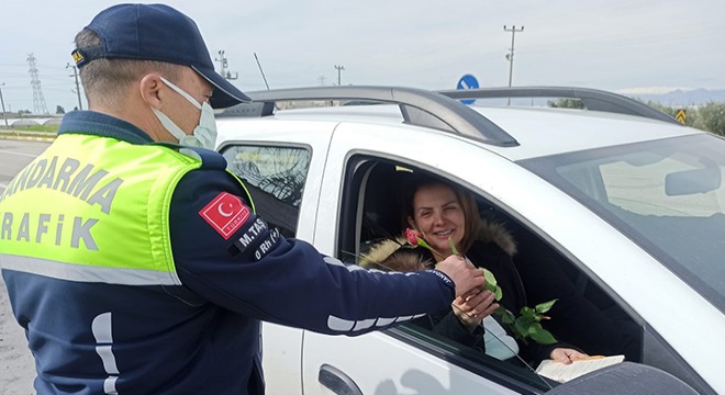 Jandarma kadın sürücülere çiçek dağıttı