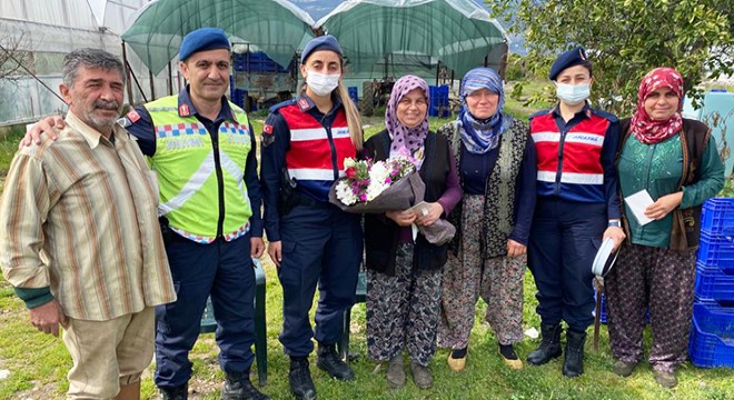 Jandarma kadınlara çiçek verdi